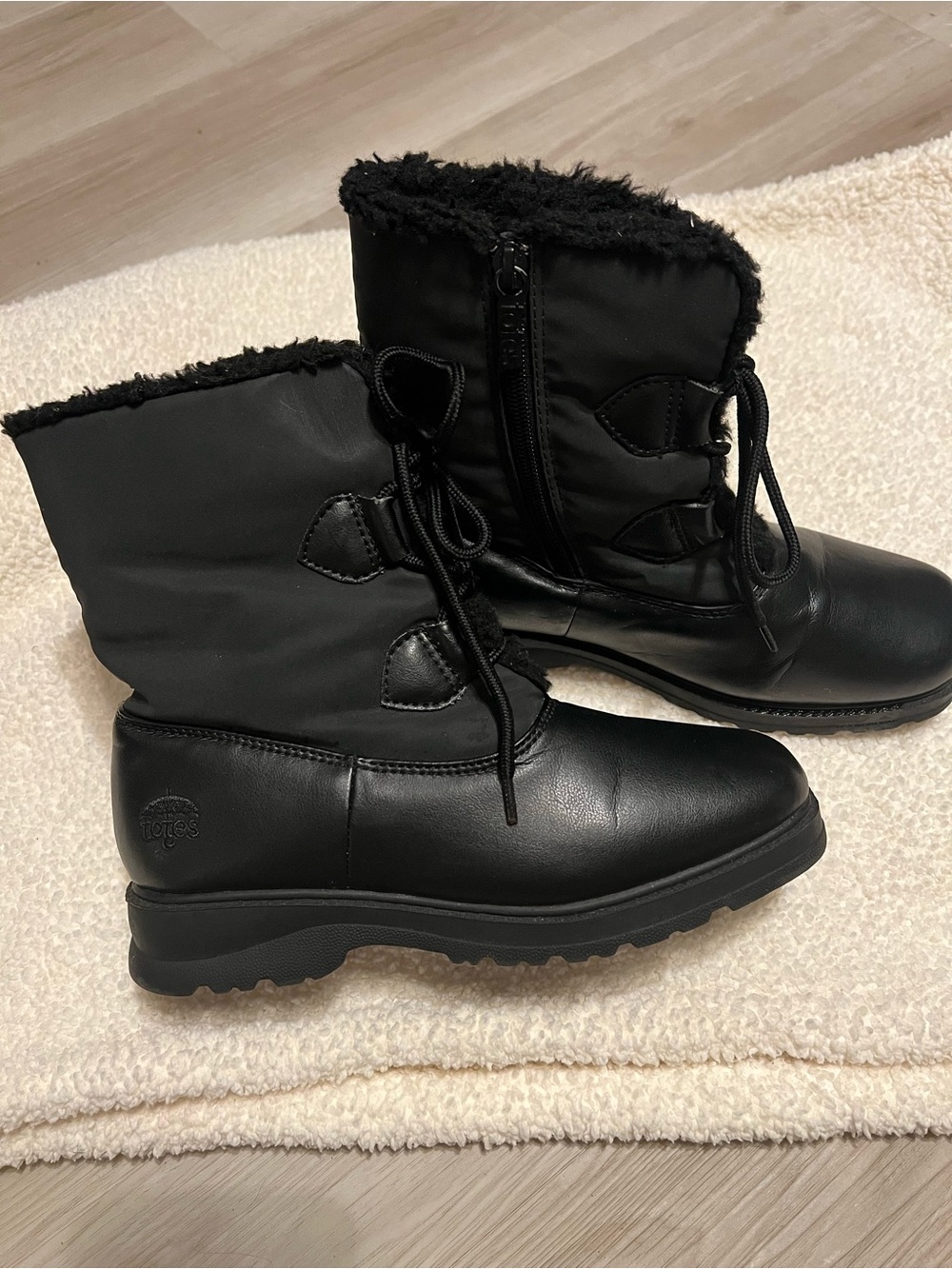 totes Black Faux-Fur Lined Winter Lace-Up Boots